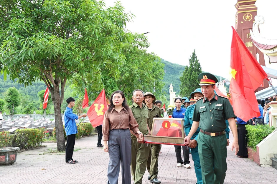 Lấy mẫu ADN tìm lại danh tính 8 liệt sĩ ở Ngã ba Đồng Lộc Lấy mẫu ADN tìm lại danh tính 8 liệt sĩ ở Ngã ba Đồng Lộc
