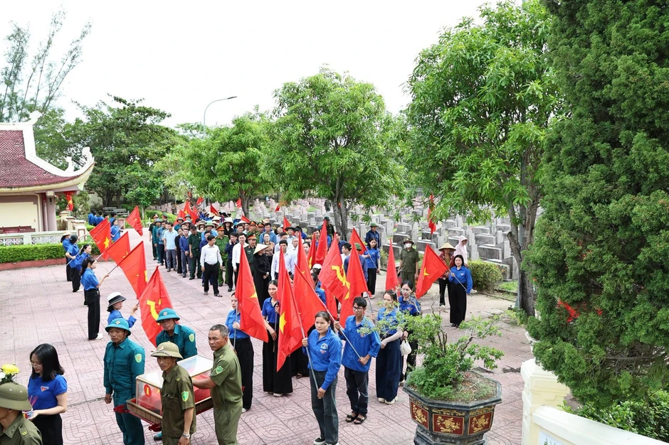 Lấy mẫu ADN tìm lại danh tính 8 liệt sĩ ở Ngã ba Đồng Lộc Lấy mẫu ADN tìm lại danh tính 8 liệt sĩ ở Ngã ba Đồng Lộc