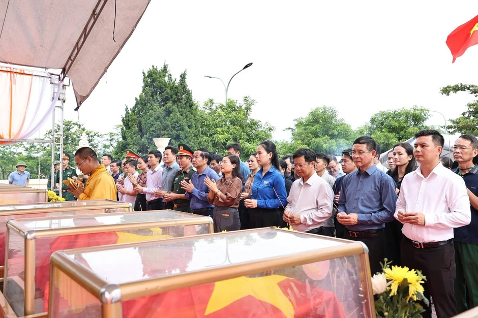 Lấy mẫu ADN tìm lại danh tính 8 liệt sĩ ở Ngã ba Đồng Lộc Lấy mẫu ADN tìm lại danh tính 8 liệt sĩ ở Ngã ba Đồng Lộc