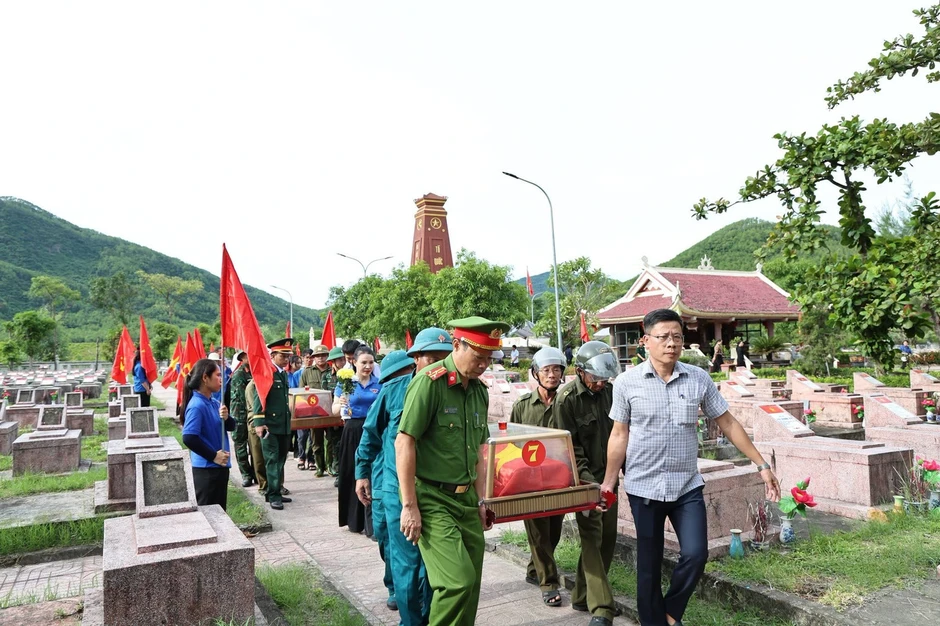 Lấy mẫu ADN tìm lại danh tính 8 liệt sĩ ở Ngã ba Đồng Lộc Lấy mẫu ADN tìm lại danh tính 8 liệt sĩ ở Ngã ba Đồng Lộc