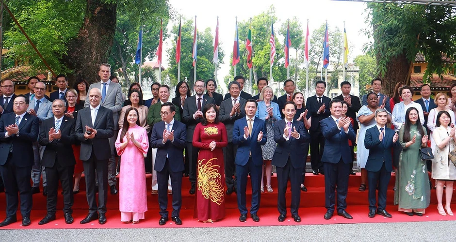 Lễ thượng cờ nhân kỷ niệm 59 năm Ngày thành lập ASEAN và 31 năm Việt Nam tham gia Hiệp hội Lễ thượng cờ nhân kỷ niệm 59 năm Ngày thành lập ASEAN và 31 năm Việt Nam tham gia Hiệp hội