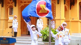 Lễ thượng cờ nhân kỷ niệm 59 năm Ngày thành lập ASEAN và 31 năm Việt Nam tham gia Hiệp hội
