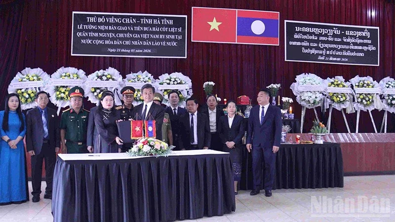 Lễ tưởng niệm và bàn giao hài cốt liệt sĩ Việt Nam tại thủ đô Vientiane
