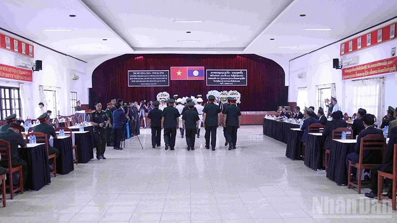 Lễ tưởng niệm và bàn giao hài cốt liệt sĩ Việt Nam tại thủ đô Vientiane