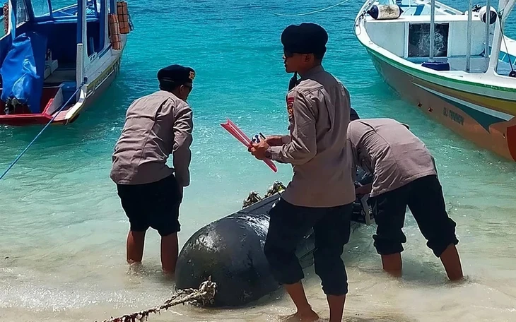 Liên tiếp phát hiện 3 'vật thể lạ giống tên lửa' ngoài khơi Indonesia Liên tiếp phát hiện 3 'vật thể lạ giống tên lửa' ngoài khơi Indonesia