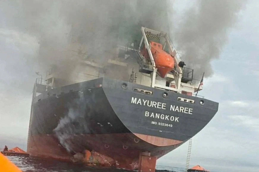 Loạt tàu hàng bị tấn công, bốc cháy ở eo biển Hormuz Loạt tàu hàng bị tấn công, bốc cháy ở eo biển Hormuz