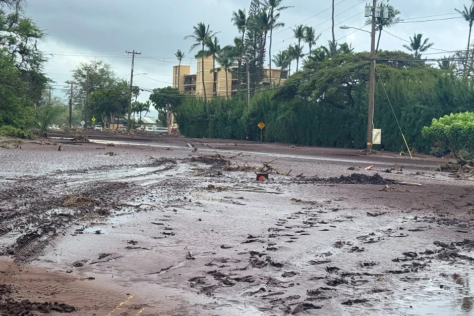 Lũ lụt biến đường phố thành sông ở Hawaii Lũ lụt biến đường phố thành sông ở Hawaii