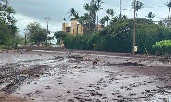 Lũ lụt biến đường phố thành sông ở Hawaii