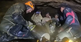 Lực lượng cứu hộ tạm dừng tìm kiếm hai người mất tích trong hang ngập nước tại Lào
