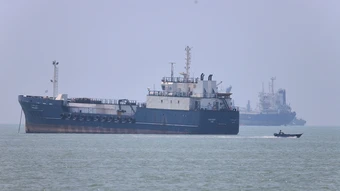 Lưu lượng tàu dầu qua eo biển Hormuz tăng