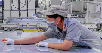 Mỹ áp thuế 15% với vật liệu sản xuất chip và pin mặt trời