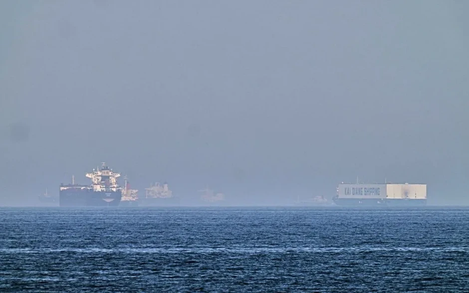 Mỹ bắt đầu hỗ trợ giải phóng các tàu mắc kẹt ở eo biển Hormuz Mỹ bắt đầu hỗ trợ giải phóng các tàu mắc kẹt ở eo biển Hormuz