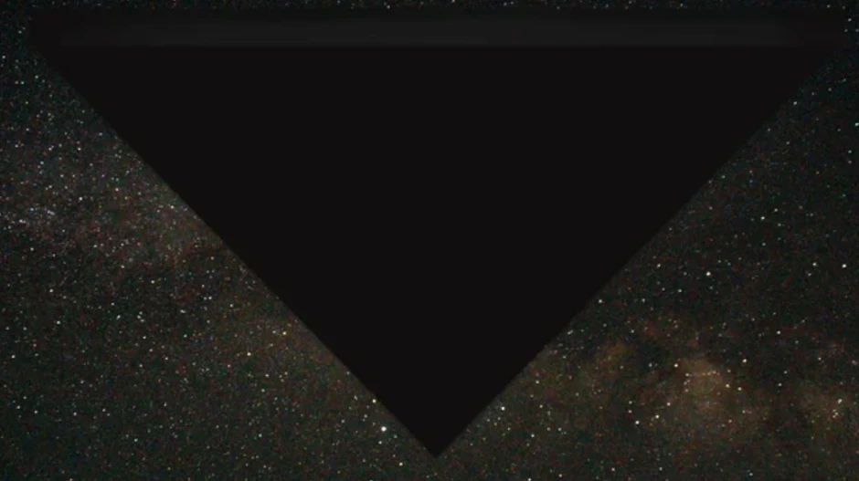 Mỹ công bố hồ sơ về UFO 'tam giác đen' khổng lồ Mỹ công bố hồ sơ về UFO 'tam giác đen' khổng lồ