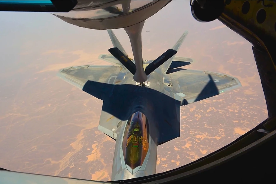 Mỹ duy trì sức mạnh tiêm kích F-22 tại Trung Đông bằng “mạch máu” KC-135 Mỹ duy trì sức mạnh tiêm kích F-22 tại Trung Đông bằng “mạch máu” KC-135