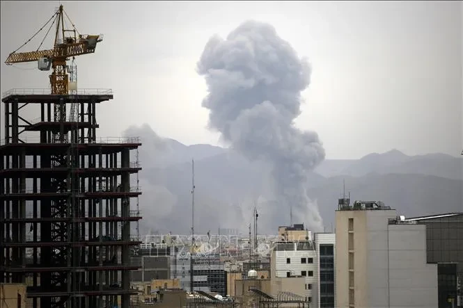 Mỹ - Israel và Iran gia tăng tấn công vào các cơ sở năng lượng Mỹ - Israel và Iran gia tăng tấn công vào các cơ sở năng lượng