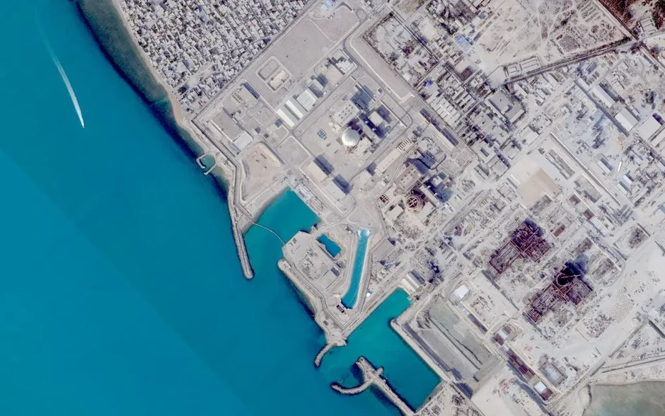 Mỹ ném bom căn cứ tên lửa của Iran gần eo biển Hormuz