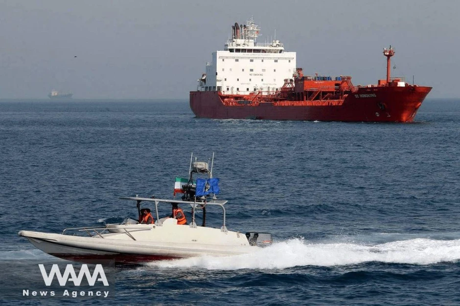 Mỹ tiếp tục không kích Iran, thêm tàu chở dầu phát nổ ở eo biển Hormuz