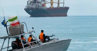 Mỹ tuyên bố eo biển Hormuz mở miễn phí, cảnh báo tấn công trở lại Iran