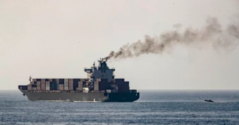 Mỹ và Iran nổ súng vào tàu thương mại tại eo biển Hormuz, nhìn từ khía cạnh pháp lý