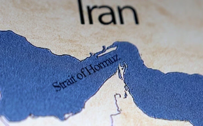Mỹ và Iran tiếp tục đối đầu hỏa lực, Tehran ví eo Hormuz như “bom nguyên tử” Mỹ và Iran tiếp tục đối đầu hỏa lực, Tehran ví eo Hormuz như “bom nguyên tử”