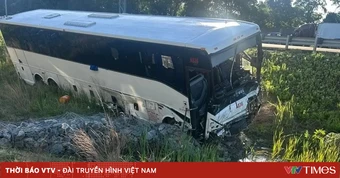 Mỹ: Xe buýt tông 6 ô tô khiến 5 người thiệt mạng