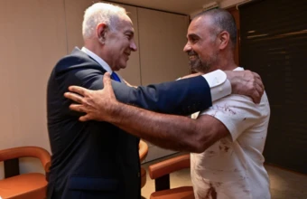 Mặc áo dính máu gặp Thủ tướng Israel, kể chuyện chặn cơ phó cướp máy bay