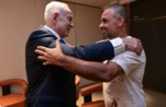 Mặc áo dính máu gặp Thủ tướng Israel, kể chuyện chặn cơ phó cướp máy bay