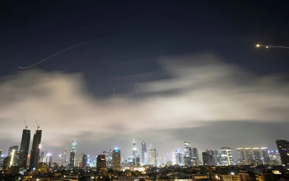 Mảnh vỡ từ tên lửa Iran trúng tòa nhà Lãnh sự Mỹ tại Israel Mảnh vỡ từ tên lửa Iran trúng tòa nhà Lãnh sự Mỹ tại Israel