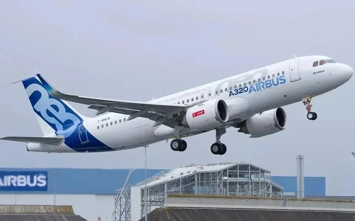 Máy bay Boeing 787 bất ngờ sập càng, một số người bị thương