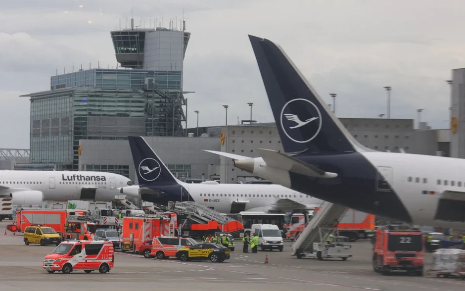 Máy bay Boeing 787 bị sập càng mũi tại sân bay Frankfurt Máy bay Boeing 787 bị sập càng mũi tại sân bay Frankfurt