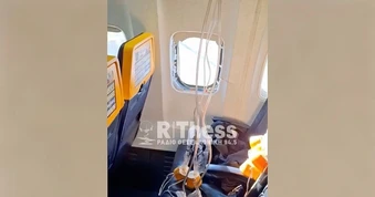 Máy bay bung cửa sổ ở Hy Lạp, hành khách bị hút một phần cơ thể ra ngoài