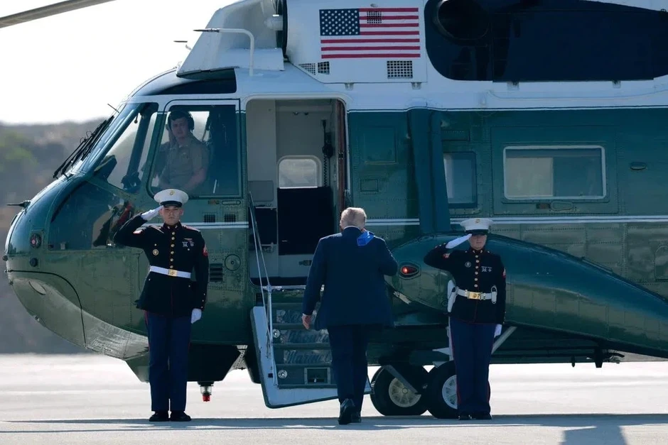 Máy bay chở khách bay quá gần trực thăng chở Tổng thống Trump Máy bay chở khách bay quá gần trực thăng chở Tổng thống Trump