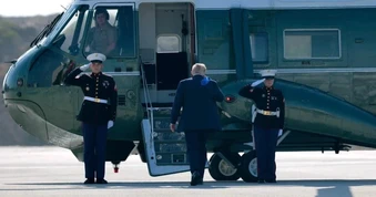 Máy bay chở khách bay quá gần trực thăng chở Tổng thống Trump