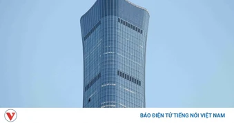 Máy bay cỡ nhỏ đâm vào tòa nhà cao nhất Bắc Kinh, Trung Quốc