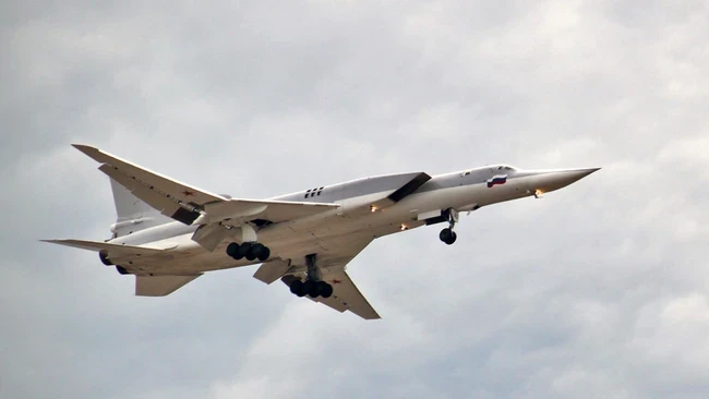 Máy bay ném bom Tu-22M3 của Nga gặp nạn khi hạ cánh Máy bay ném bom Tu-22M3 của Nga gặp nạn khi hạ cánh