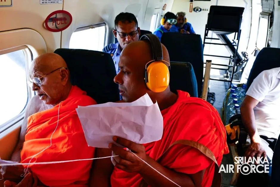 Máy bay quân sự Sri Lanka chở nhà sư rải nước thánh cầu mưa Máy bay quân sự Sri Lanka chở nhà sư rải nước thánh cầu mưa