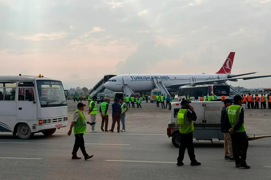 Máy bay Turkish Airlines bốc khói khi hạ cánh tại sân bay Nepal Máy bay Turkish Airlines bốc khói khi hạ cánh tại sân bay Nepal