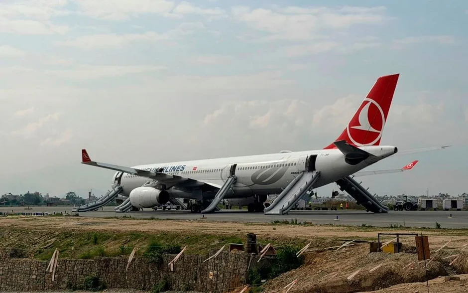 Máy bay Turkish Airlines bốc khói khi hạ cánh tại sân bay Nepal Máy bay Turkish Airlines bốc khói khi hạ cánh tại sân bay Nepal