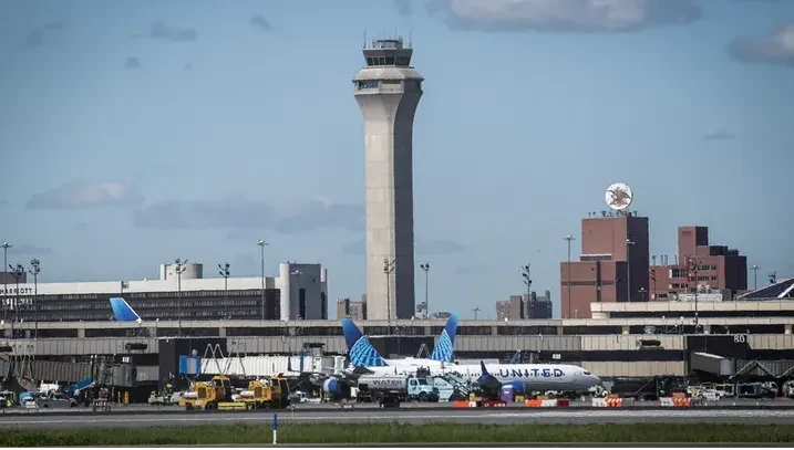 Máy bay United Airlines va chạm với xe đầu kéo và cột đèn tại sân bay Máy bay United Airlines va chạm với xe đầu kéo và cột đèn tại sân bay