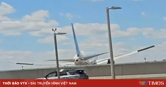 Máy bay United Airlines va chạm với xe đầu kéo và cột đèn tại sân bay