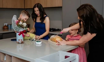 Mẹ đơn thân Mỹ rủ nhau ở chung để nuôi con