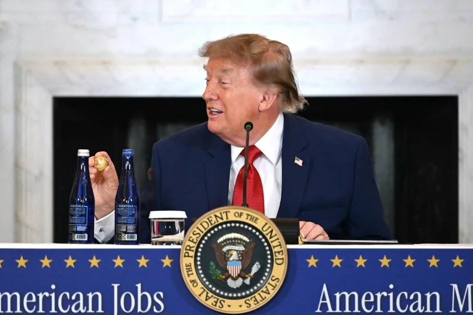 Món quà quả cầu vàng khiến Tổng thống Trump thích thú Món quà quả cầu vàng khiến Tổng thống Trump thích thú