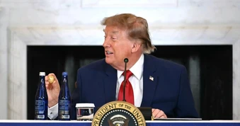 Món quà quả cầu vàng khiến Tổng thống Trump thích thú
