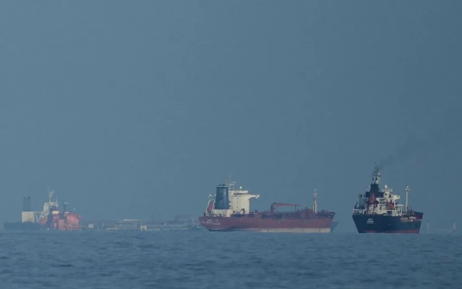 Một số tàu chở dầu bị trừng phạt đi qua eo biển Hormuz bất chấp lệnh phong tỏa của Mỹ Một số tàu chở dầu bị trừng phạt đi qua eo biển Hormuz bất chấp lệnh phong tỏa của Mỹ
