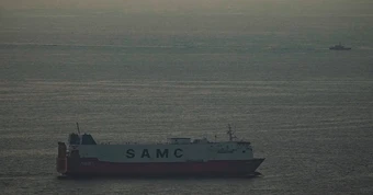 Một tàu chở hàng của EU báo tin vui không ngờ từ eo biển Hormuz
