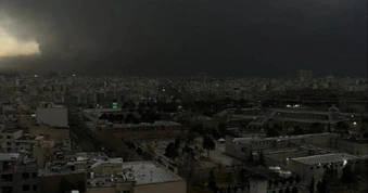 Mưa đen xuất hiện ở Iran sau các cuộc không kích của Israel