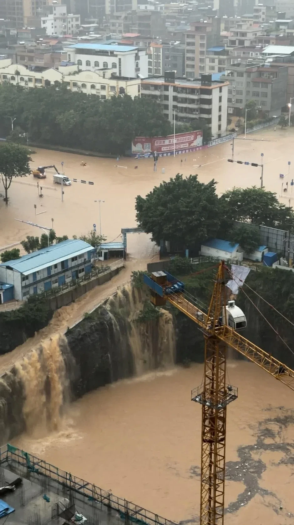 Mưa lớn gây vỡ đập, Trung Quốc phát cảnh báo lũ lụt