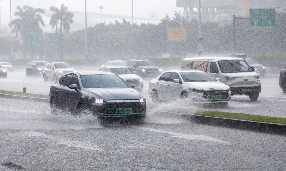 Mưa lớn, gió thổi bay người khi bão Noul đổ bộ Trung Quốc Mưa lớn, gió thổi bay người khi bão Noul đổ bộ Trung Quốc