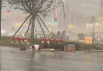 Mưa lớn, gió thổi bay người khi bão Noul đổ bộ Trung Quốc