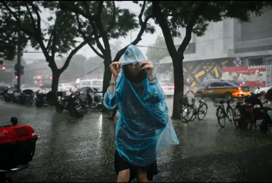 Mưa lớn, không khí lạnh tràn qua miền Nam Trung Quốc Mưa lớn, không khí lạnh tràn qua miền Nam Trung Quốc